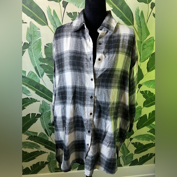 CJLA Long Flannel Button Down Tunic Shirt Top Black Cream Plaid Size M - Picture 1 of 5